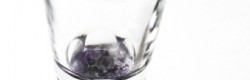 Gobelet composé d'un contenant en verre et d'un pied en Améthyste. Innovation technique dans l'assemblage, verre et minéralogie.