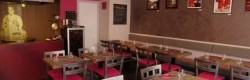 Vue de la salle de service. Le mobilier a été revu et créé dans un esprit plus Zen avec une pointe de Fuchsia.
Des éléments décoratifs tels que les murs ont été revalorisé et agrémenté afin d'attirer une clientèle plus masculine.
