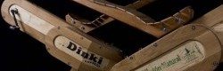 Deux prototypes de vélos en construits en bois de réemploi.
