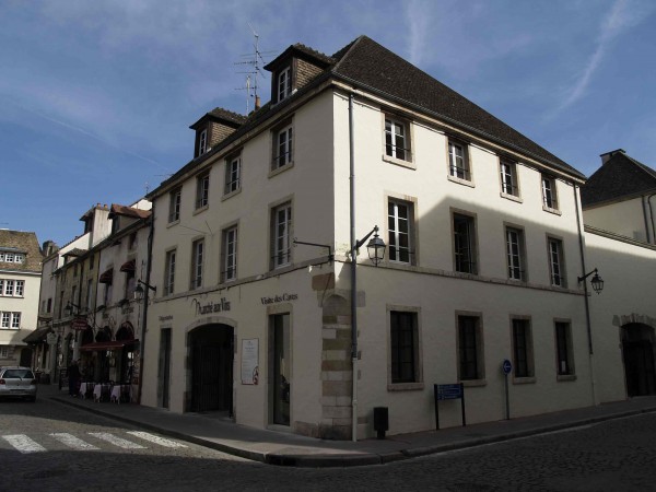 Travail de ravalement et d'ouverture de l'accueil et la boutique sur le domaine public.